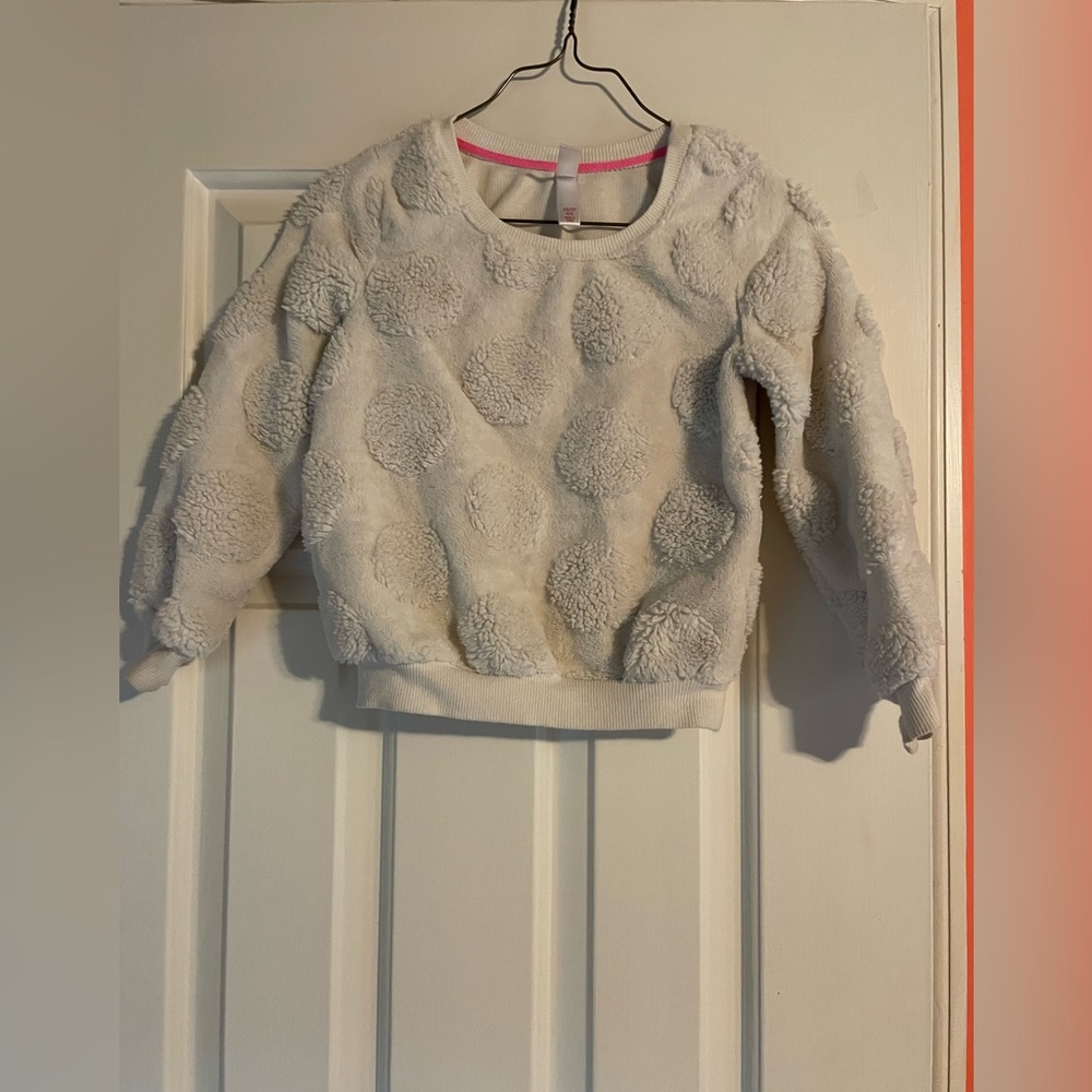Long sleeve white sweatshirt with polka dots